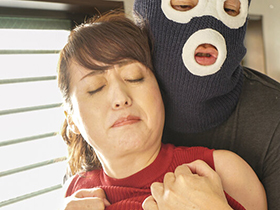 旦那の留守中に強制姦通される熟妻　サンプル画像15